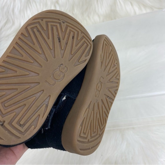 UGG KEELA BLACK SUEDE KIDS BOOTS - Picture 5 of 8